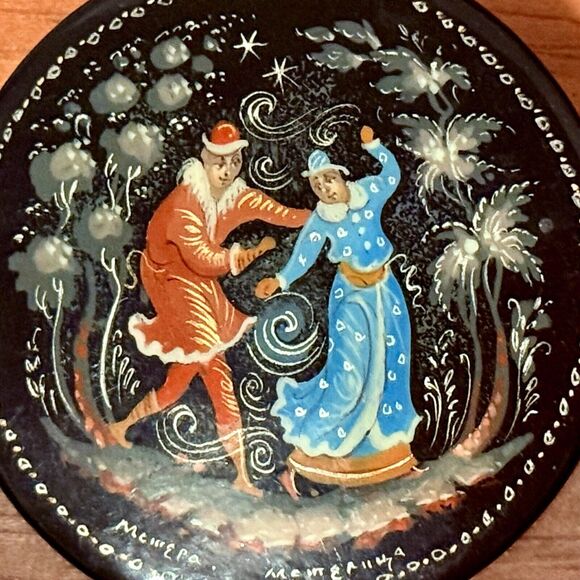 Vintage Russian Lacquer Hand Painted Lady Dancing Couple Brooch Signed USSR - Picture 3 of 8
